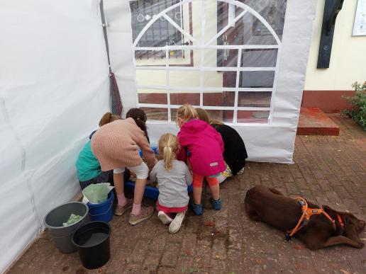 die Kinder haben Spaß bei der Schatzsuche